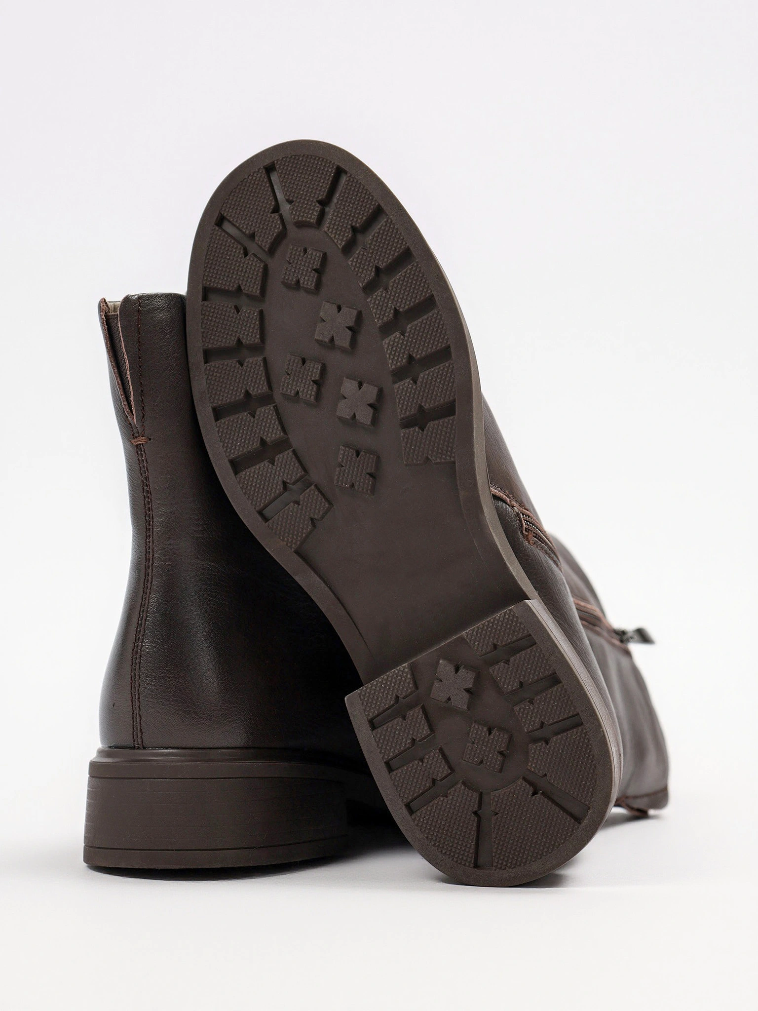 Ботинки темно-коричневого цвета на среднем широком каблуке